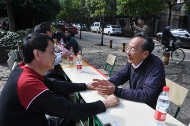 云南民族中學(xué)黨員進(jìn)社區(qū)開(kāi)展教育咨詢(xún)服務(wù)活動(dòng)